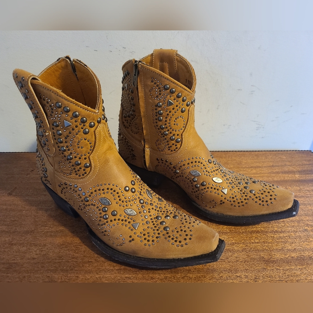 Old Gringo Studded Tan Ankle Boots Size 7.5